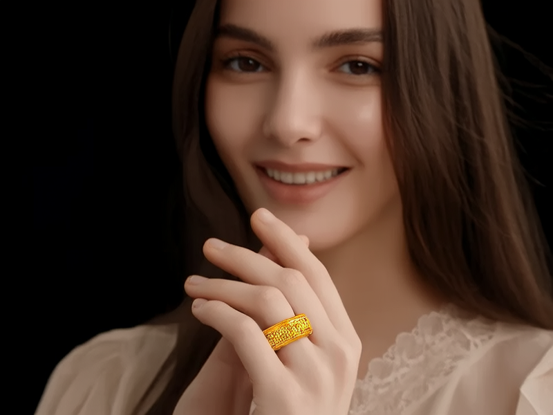 戴金戒指的图片女