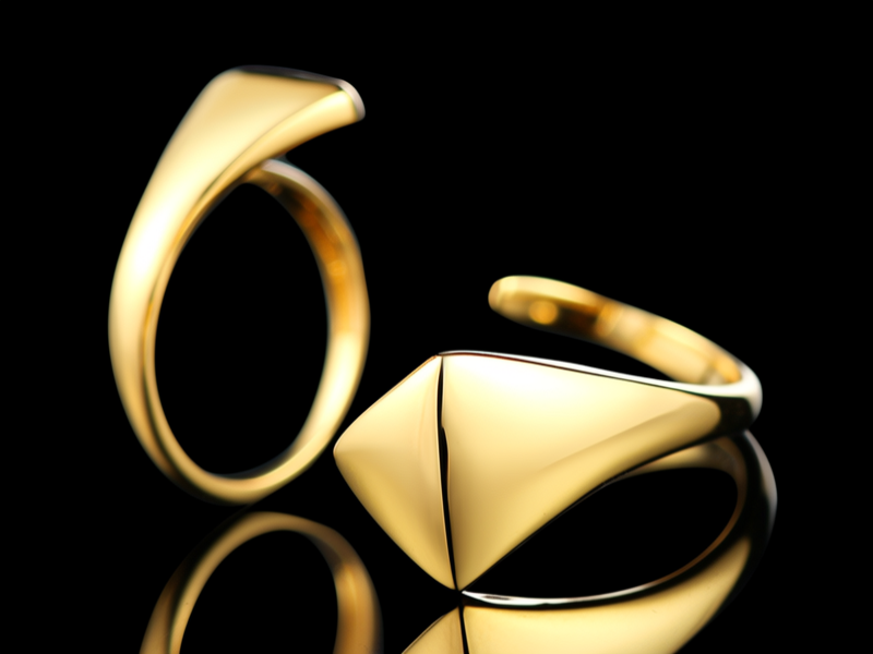 变形的黄金戒指图片