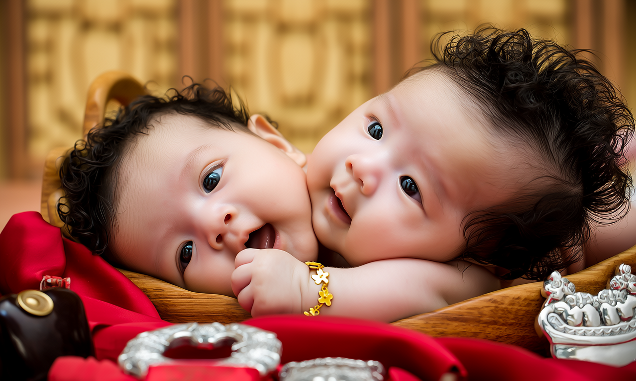 宝宝戴金手镯的图片 宝宝戴金手镯的图片